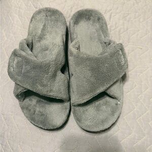Vionic Gray Plush Slippers for Indoor Comfort